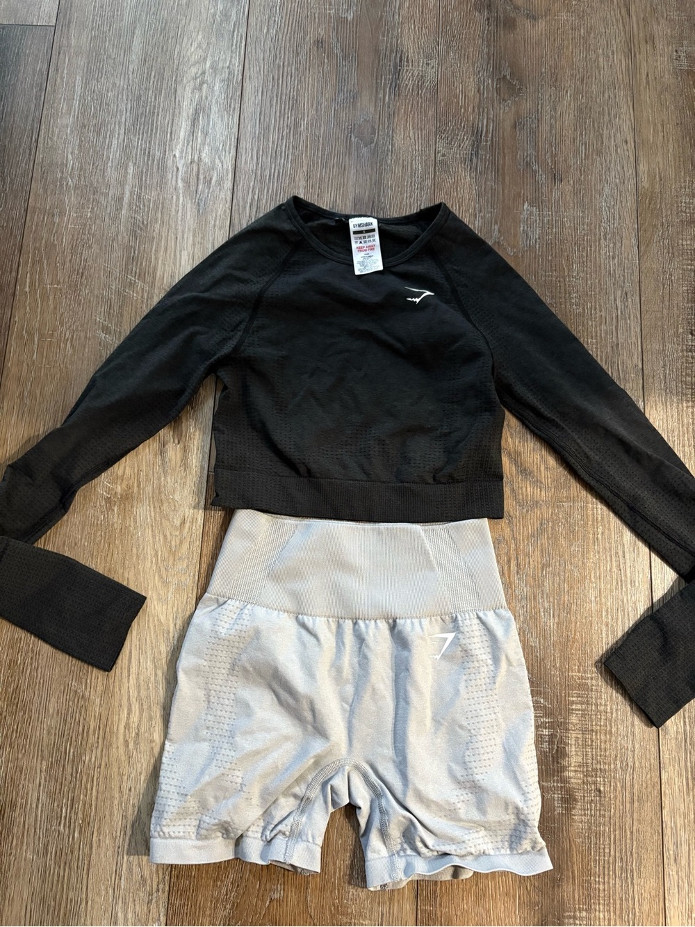 Gymshark Black Long Sleeve Crop Top light Gray High Waist Shorts bundle small